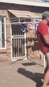 Futai în aer liber în timp ce scoatem rufele