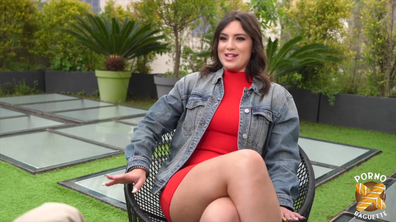 Porno Baguette: Laury, si rambut coklat seksi, dikongkek oleh dua zakar
