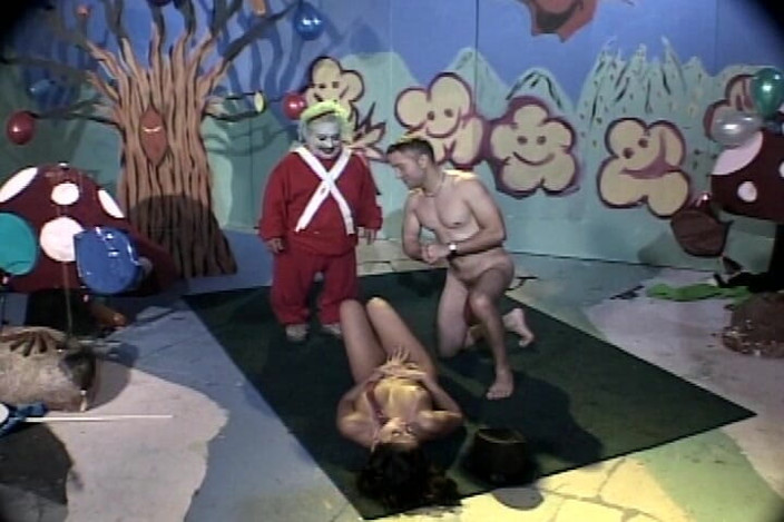 Vintage Babes: 她的肛门被巨大的鸡巴摧残