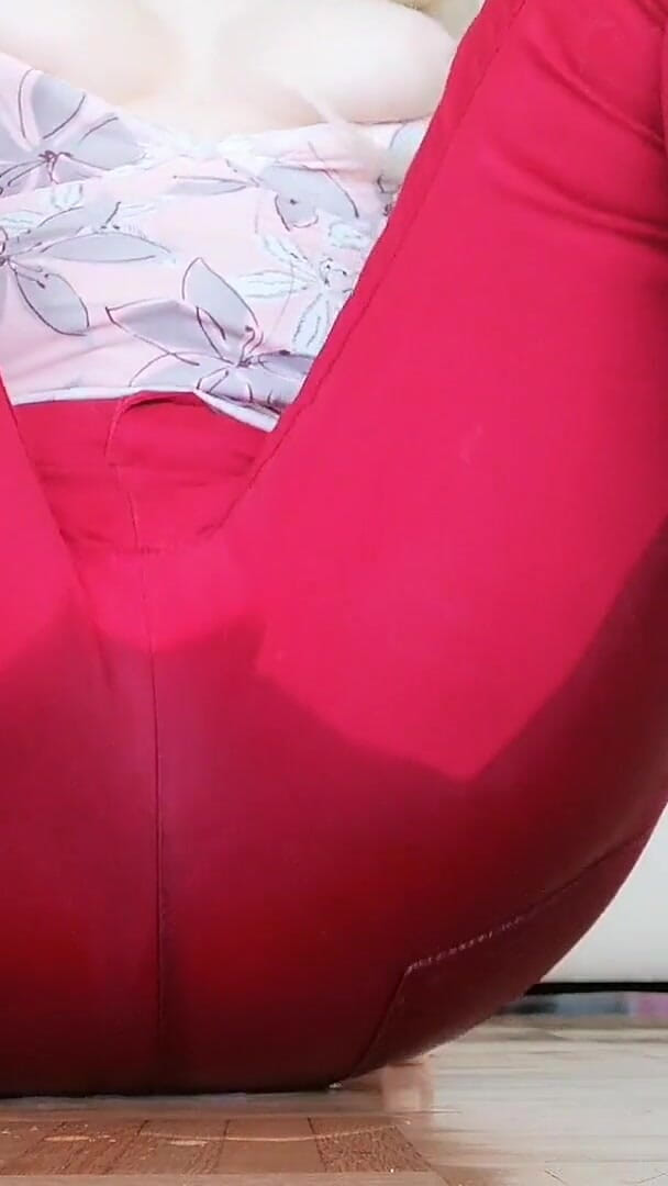 RavenBigAss: Basah: pantat besar dan seluar jeans merah ketat