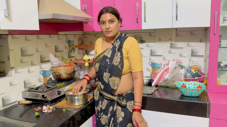 Hotty_ragini: Minha adorável madrasta estava cozinhando na cozinha, padrasto foi para...