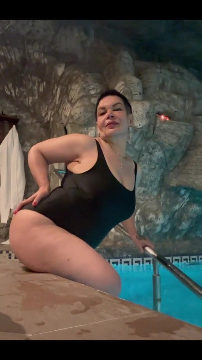 KarmenMilf: În piscină