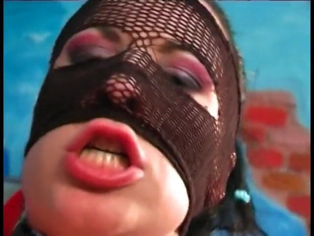 Hot and Wet: Schiava in costume in lattice nero esplora tutti i buchi...