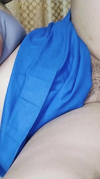 Un jeune beau-fils coquin demande à sa belle-mère à gros nichons d’enseigner le sexe avec son copain grilfriend