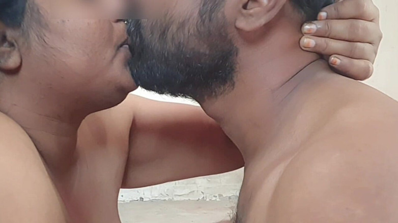 Desi Taboo: Üvey anne ve üvey oğlu ilk kez öpüşüyor