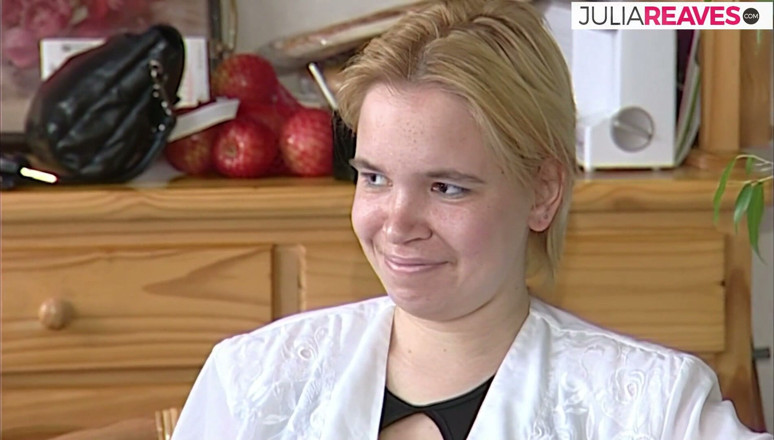 Retro German Casting Tour: Schüchterne blondine sieht nach unten, während sie mit ihrem liebhaber...