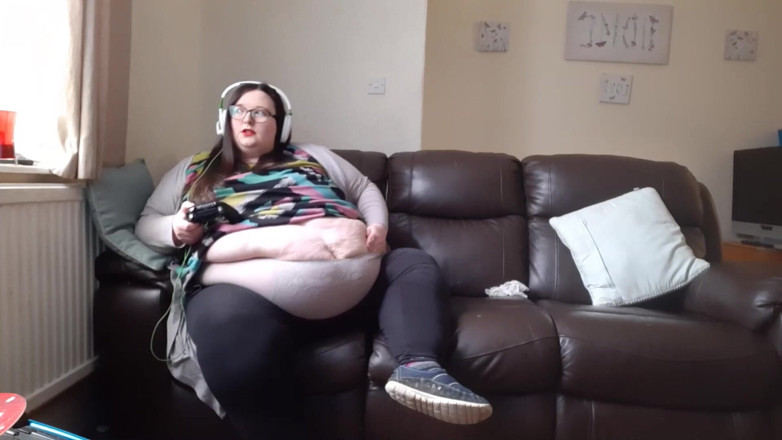 SSBBWLadyBrads: Une BBW SSBBW joue à des jeux vidéo avec un ventre