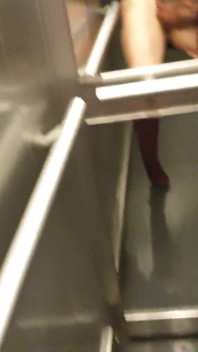 Meu orgasmo mais rápido de todos os tempos em um elevador, milf amadora muito arriscada mostrando múltiplos orgasmos