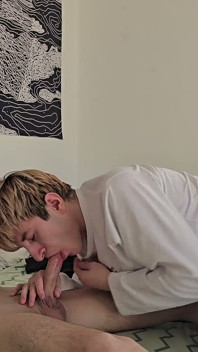 Nodigde een vriend uit voor bezoek, neukte hem in de mond en kwam klaar