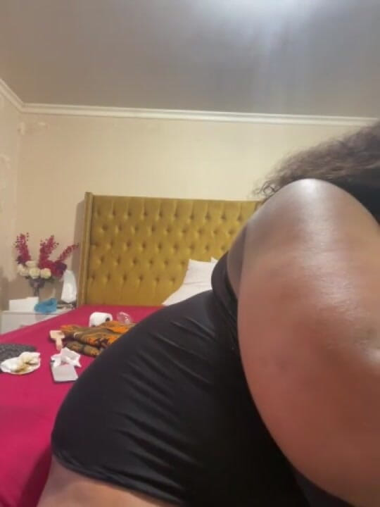 Legendary Booty Overdose: Spogliarello donnona nera