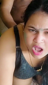 Шурин ущипнул большие соски моей невестки в Холи, дикий секс на кухне