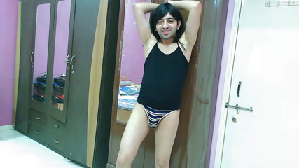Cute & Nude Crossdresser: Sexy sissy transvesteur femboy probiert crop top und tanga aus.