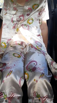 Travestito e sborra dentro pigiama di raso con set di kimono
