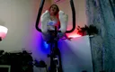 Lady_Angela: Lady angela puzzolenti calzini bianchi sporchi vestiti da allenamento rossetto...