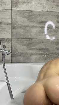 Wielkie cycki MILF Pociera jej piękną cipkę w łazience (prawdziwa amatorska domowej roboty)