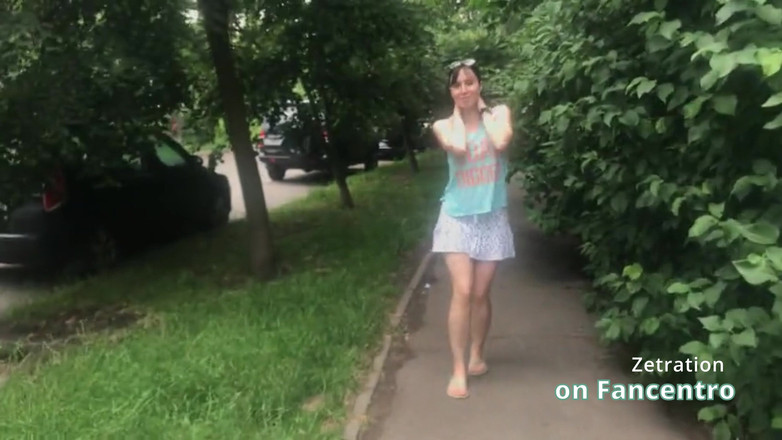 Zetration: 팬티 없이 공원에서 장난치는 화려한 갈색 머리!