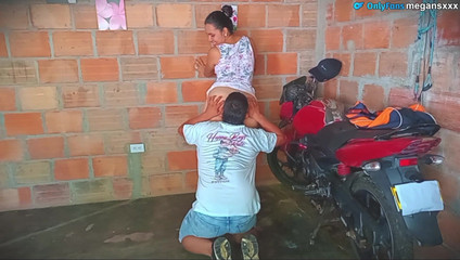 MeGanSxx: Tamirci komşunun motosikletinin yağını ölçer