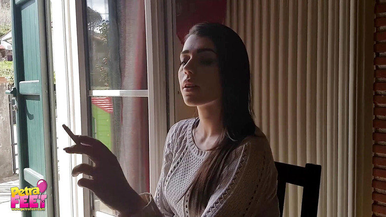 Smokin Fetish: Nádherná brunetka škádlí každého svým kouřením