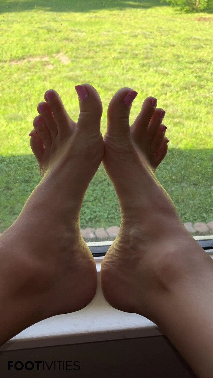 footivities: Ivys, pieds sur la fenêtre