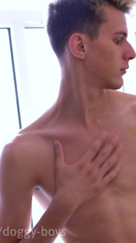 Hubený twink si pro tebe hraje se svou těsnou klukovou dírou a hladí si jeho náctiletého ptáka!