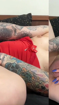 Wytatuowana trans dziewczyna spust bawi się jej dziurą i kutasem