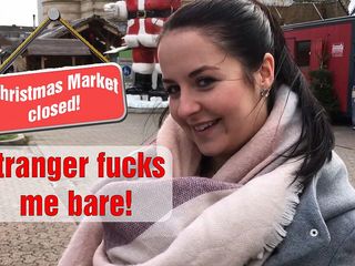 Emma Secret: 圣诞市场关闭！陌生人裸体操我！