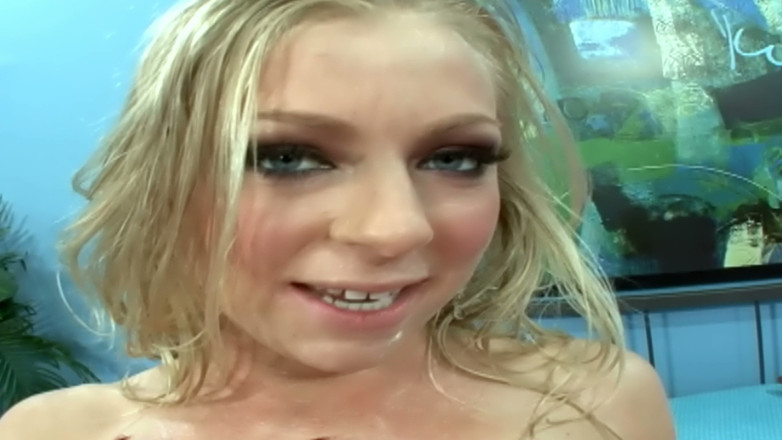 Worldwide Sex Movies: Dubur di atas katil merah jambu - blonde berminyak dalam kasut...