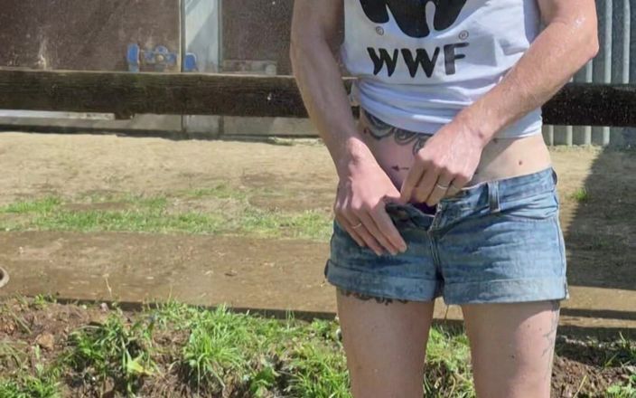 Demelza: Natte t-shirt speeltijd- afkoelen onder een koude buitendouche
