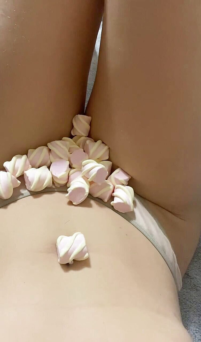 Monnycka: गीली चूत पर Marshmello