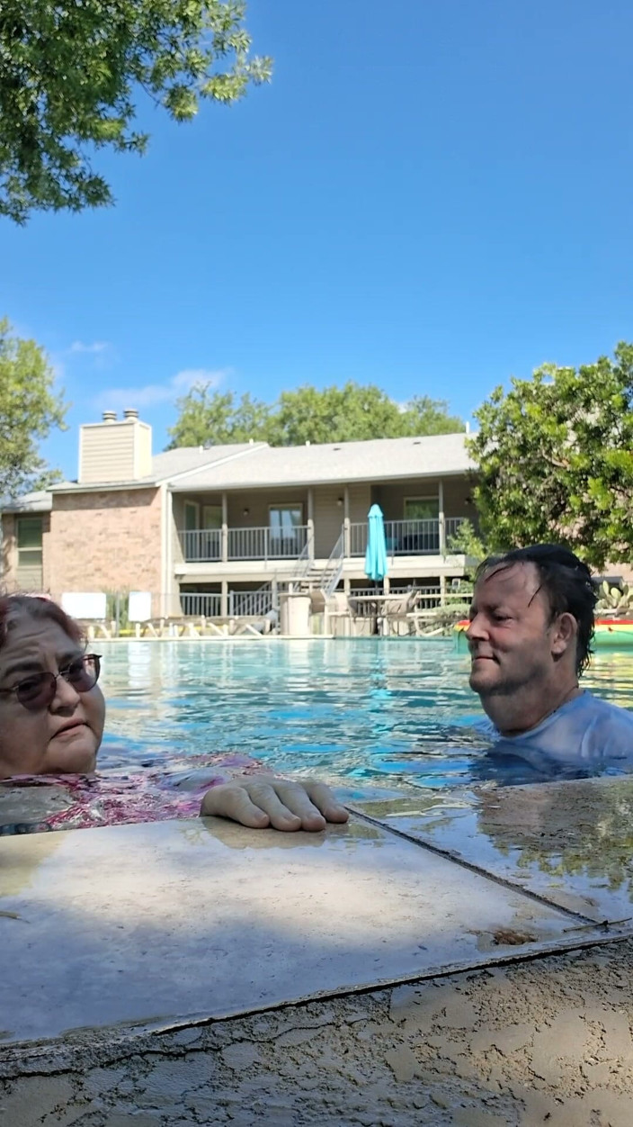 BBW nurse Vicki adventures with friends: BBW Couple Love to Kissing the Pool!