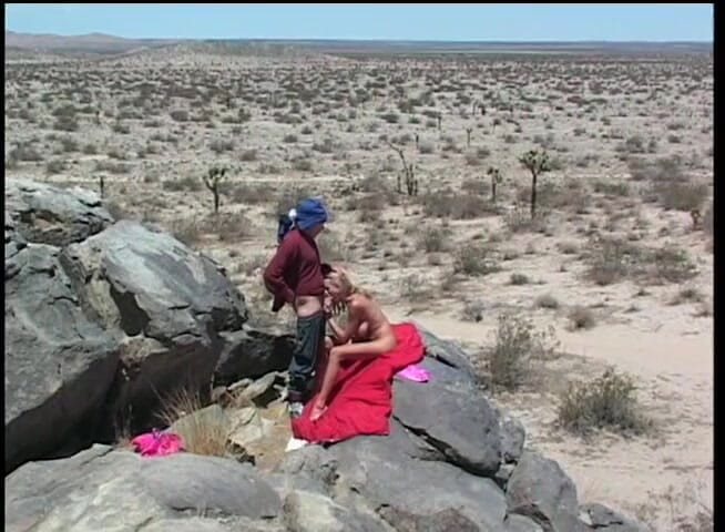 Vintage Usa: Big boobs blonde pussy fucking fingering in deserto
