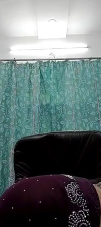 Dziewczyna pokazuje i naciska swoje piersi Podczas rozmowy wideo