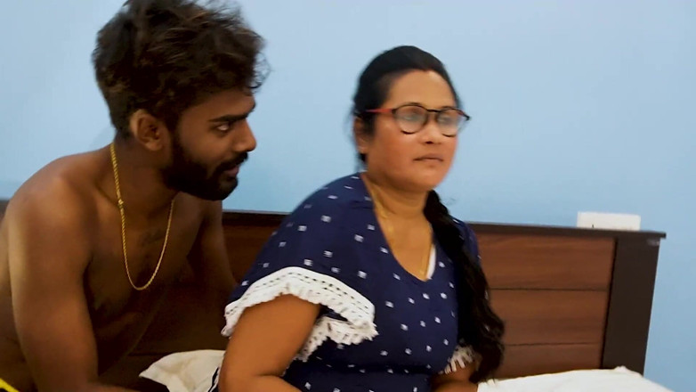Queen star Desi: Sexy professora de casa não se controla para foder por...