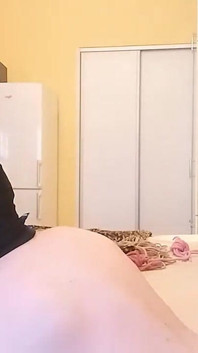 Hij Nuffelt En Masseert Mijn Bezwete Benen in Een Panty