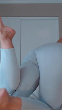 Provocando se exibindo em leggings sensuais
