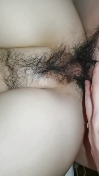 AsianCreamyWife: Islak su sıçratma sesi içime çok sert boşalmamı sağlıyor.