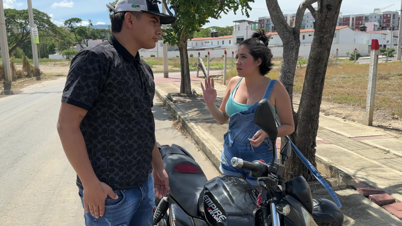 ManuelaAlvarez: ฉันพบสาวหีใหญ่เซ็กซี่รถมอเตอร์ไซค์เสียและฉันตัดสินใจช่วยเธอแล้วเธอเลยยอมให้ฉันเย็ดเป็นการตอบแทน