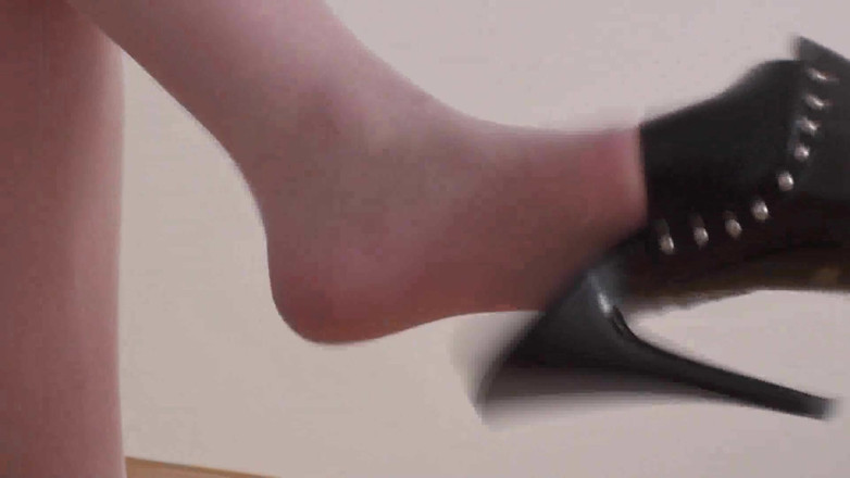 Foot Girls: Jessicas baumelnende schwarze plateau-absätze