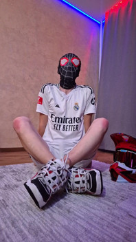 Tânărul Spider-man ejaculează peste tot Osiris Sneakers