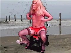 해변에서 러브 글라이더 섹스 의자를 타고 있는 사만다 부인, 열심히 올 때까지!