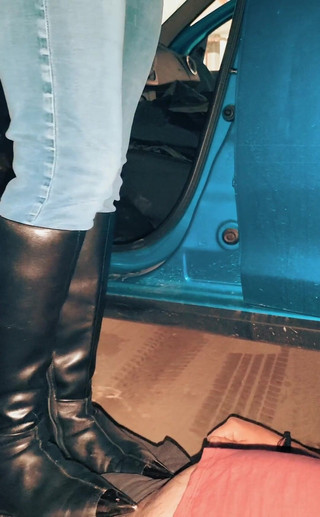 Mistressyammyboots: Olízni ty boty ze země