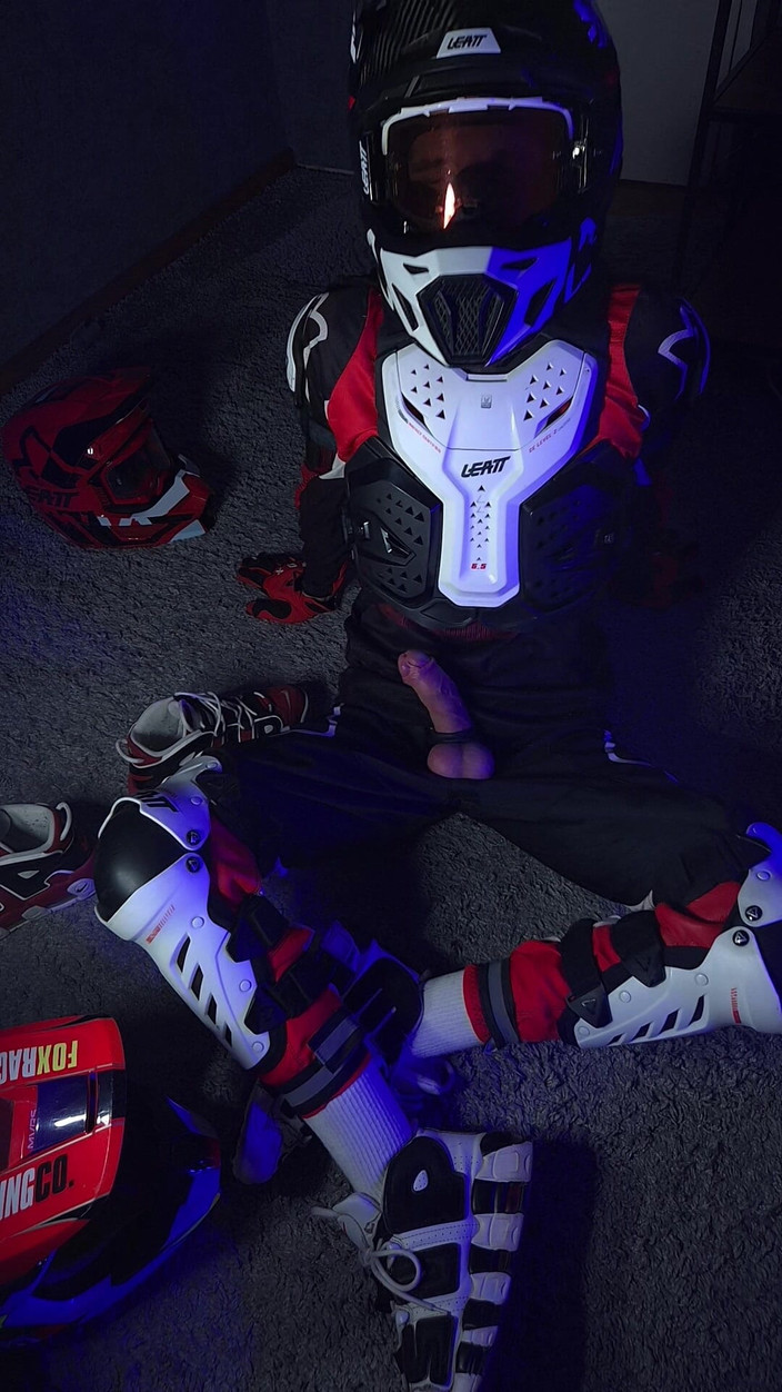 Sneakersmax98: Motociclista arrapato gioca con il suo cazzo