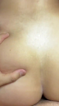 Minha meia-irmã está tão excitada que tive que encher sua buceta de porra! POV