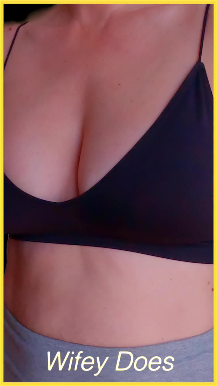 Wifey Does: Škádlení černé sportovní podprsenky