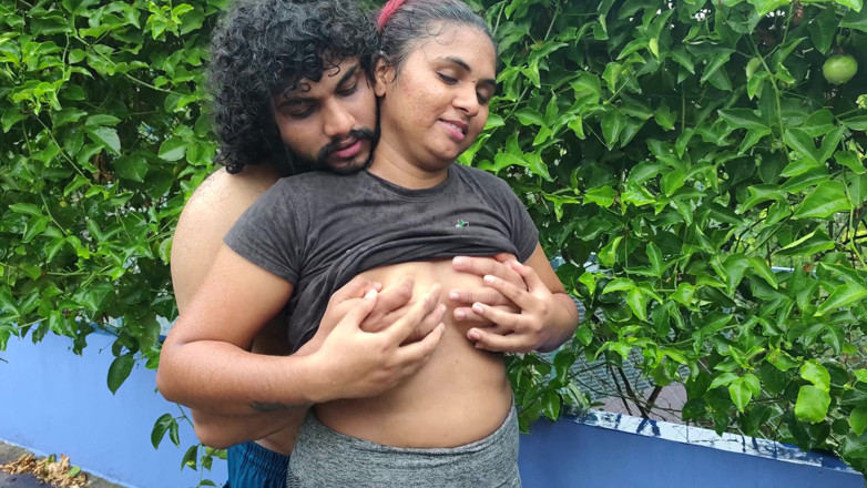Vaigavarun45: En la terraza, romance con lluvia, chupar tetas y prensar...