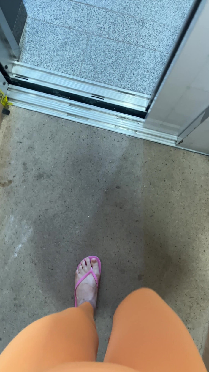 Feet: 我喜欢穿着粉色人字拖走路