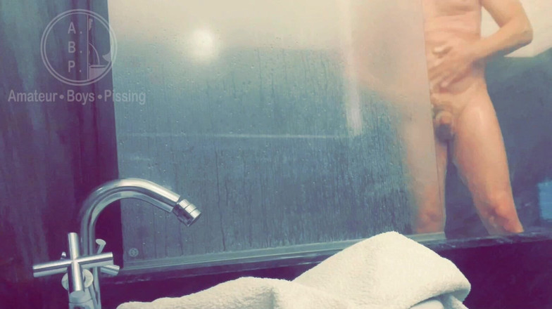 AmateurBoysPissing: Bledá bílá zrzavá spolubydlící přistižena při chcaní ve sprše