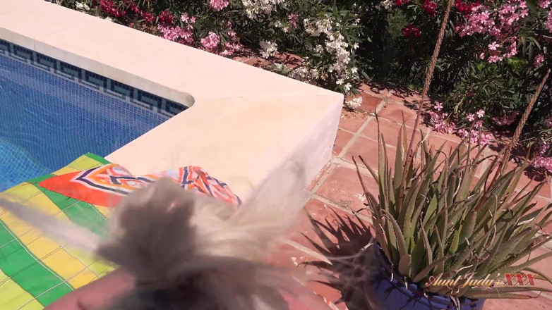 Aunt Judy's XXX: AuntJudysXXX - Rencontre Avec Maggie Moon, MILF Mature Sexy À La Piscine