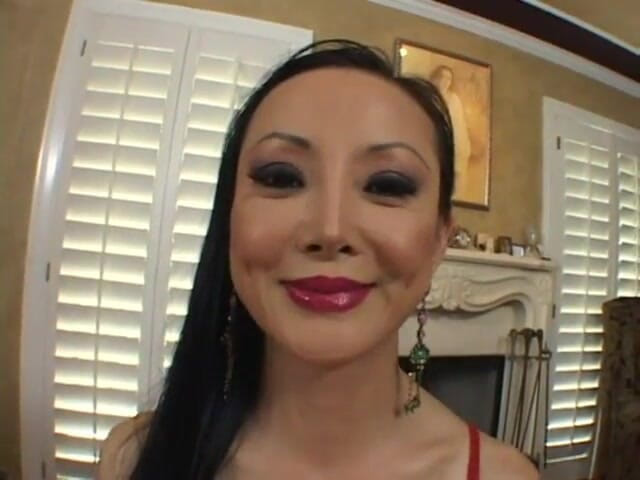 Chica Suicida DVD: Ange est une vieille asiatique au corps sexy qui adore...