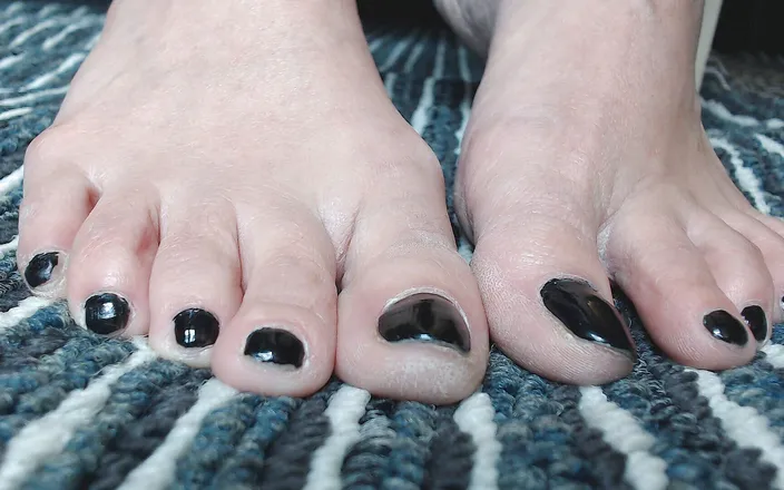 Abby Anna: Black toenails closeup toe play